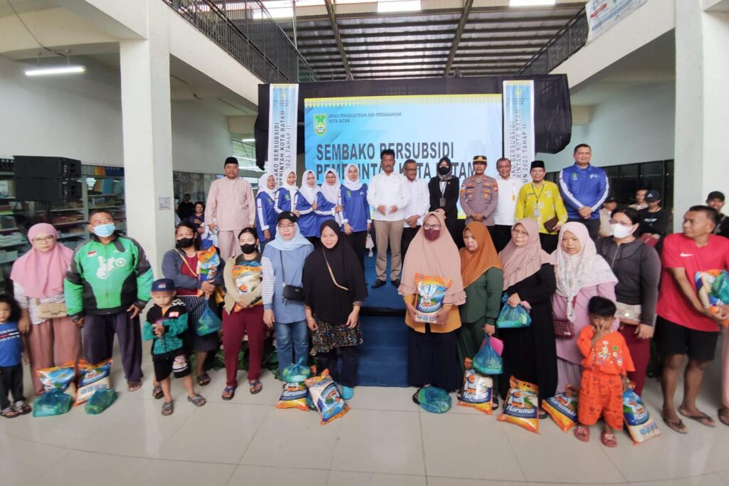 Wali Kota Batam, Muhammad Rudi, menyerahkan secara langsung paket sembako bersubsidi tahap II tahun 2023, pada Rabu (1/11/2023).