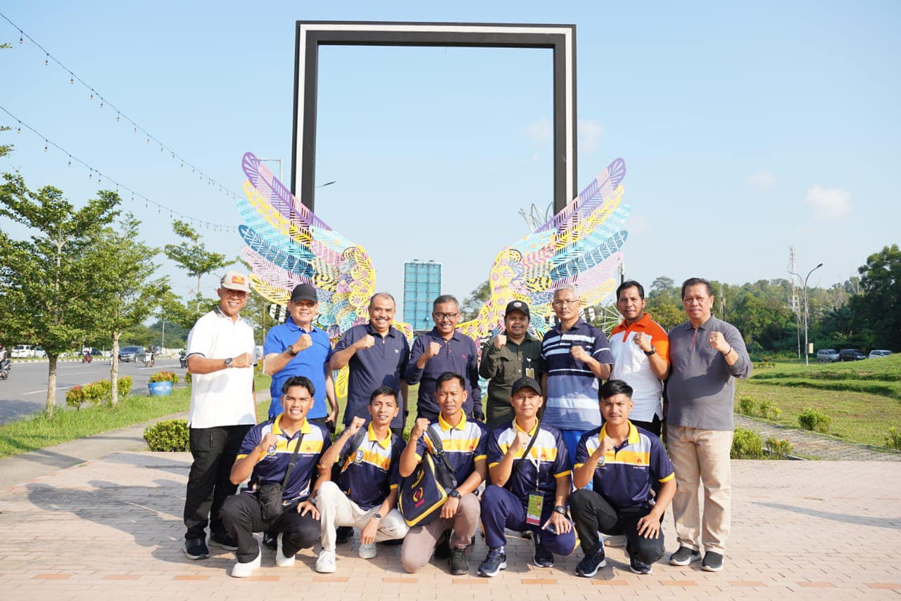 Ketua Persatuan Sepak Takraw Indonesia (PSTI) Kota Batam, Jefridin, M.Pd. melepas atlet sepak takraw yang akan bertanding di Pekan Olahraga Wilayah (Porwil) XI Sumatera 2023 di taman Dang Anom (04/11/2023)