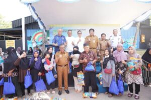 Jefridin Distribusikan Secara Simbolis Sembako Murah Bersubsidi Untuk Masyarakat Bengkong