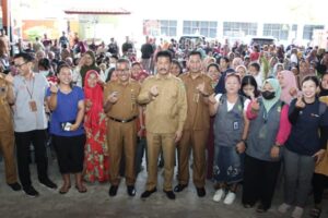 Rudi Serahkan Cadangan Beras Pemerintah untuk Warga Batam