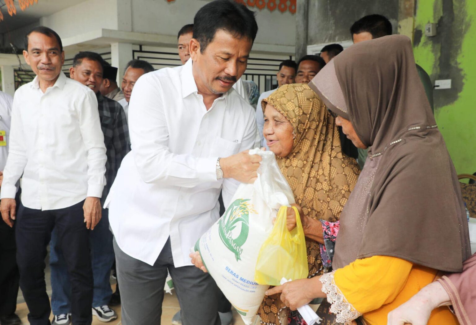 Wali Kota Batam Rudi Memberikan Bantuan Beras kepada warga di Kelurahan Kabil.