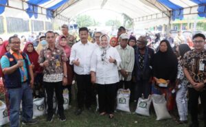 Rudi-Marlin Serahkan Cadangan Beras Pemerintah: Warga Terbantu, Inflasi Terkendali