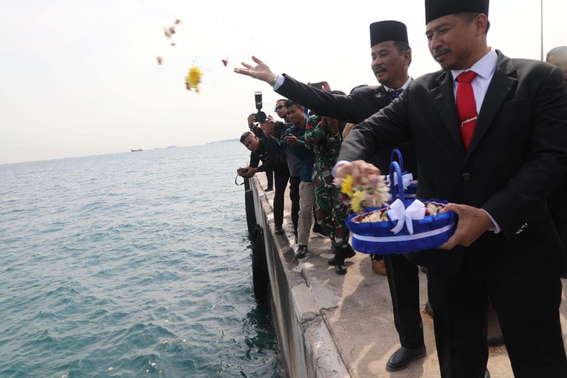 Rudi saat mengikuti Upacara Bendera dan Tabur Bunga Peringatan Hari Pahlawan Tingkat Kota Batam Tahun 2023 di Lapangan Upacara Mako Lantamal IV Batam, Batu Ampar, Jumat (10/11/2023).