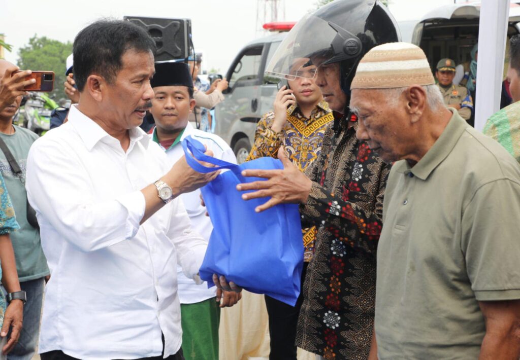 Wali Kota Batam, Muhammad Rudi, menyerahkan sembako subsidi di sejumlah wilayah di Batam, Kamis (9/11/2023)