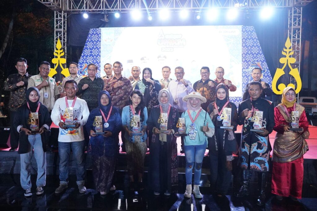 Sekretaris Daerah Kota Batam, Jefridin, M. Pd. menghadiri malam puncak gebyar UMKM Kota Batam 2023, yang dipusatkan di Dataran Engku Putri, Minggu (12/11/2023)