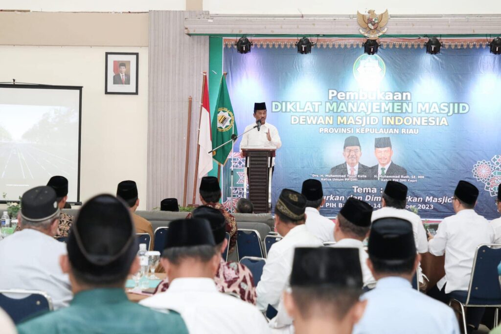 Ketua DMI Kepri Rudi saat membuka Diklat Manajemen Masjid Provinsi Kepri di Aula PIH Batam Center, Senin (13/11/2023).