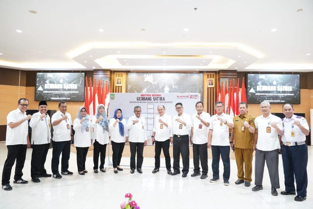 Sekretaris Daerah Kota Batam, Jefridin, M.Pd. mencanangkan Gerakan Batam Sadar Tertib Arsip (Gerbang Satria) Pemko Batam di Aula Engku Hamidah Kantor Walikota, Selasa (14/11/2023).