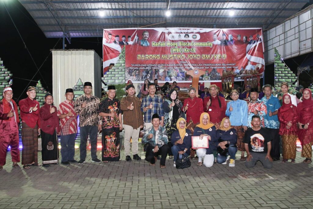 Rudi saat menghadiri acara Harlah Wong Blora Community (WBC) ke-19 dan Barong Mustiko Joyo (BMJ) ke-9, di lapangan SP Sagulung. Turut serta hadir Wakil Gubernur Kepri, Marlin Agustina.