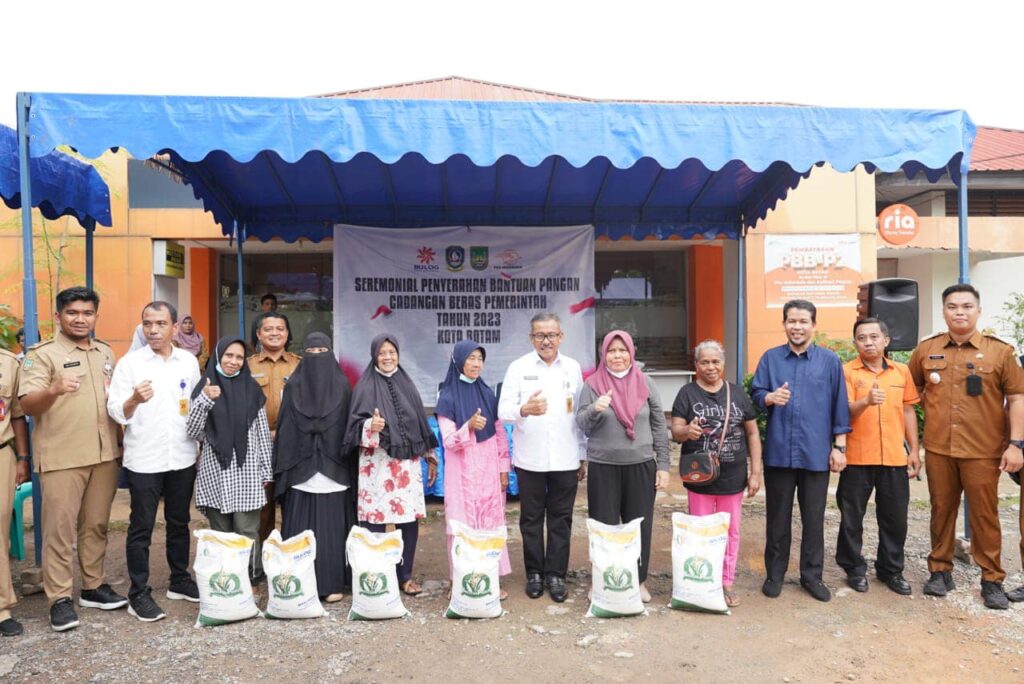 Sekretaris Daerah Kota Batam, Jefridin menyalurkan Cadangan Beras Pemerintah (CBP) tahap II, untuk masyarakat Kelurahan Tanjungpinggir dan Kelurahan Tiban indah, Kecamatan Sekupang, di KCP Sutami, Selasa (14/11/2023).