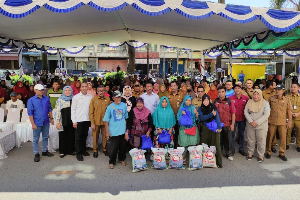 Wali Kota Batam Muhammad Rudi menyerahkan bantuan sembako untuk Keluarga Penerima Manfaat Program Keluarga Harapan (KPM-PKH) di Kecamatan Lubukbaja, Senin (20/11/2023).