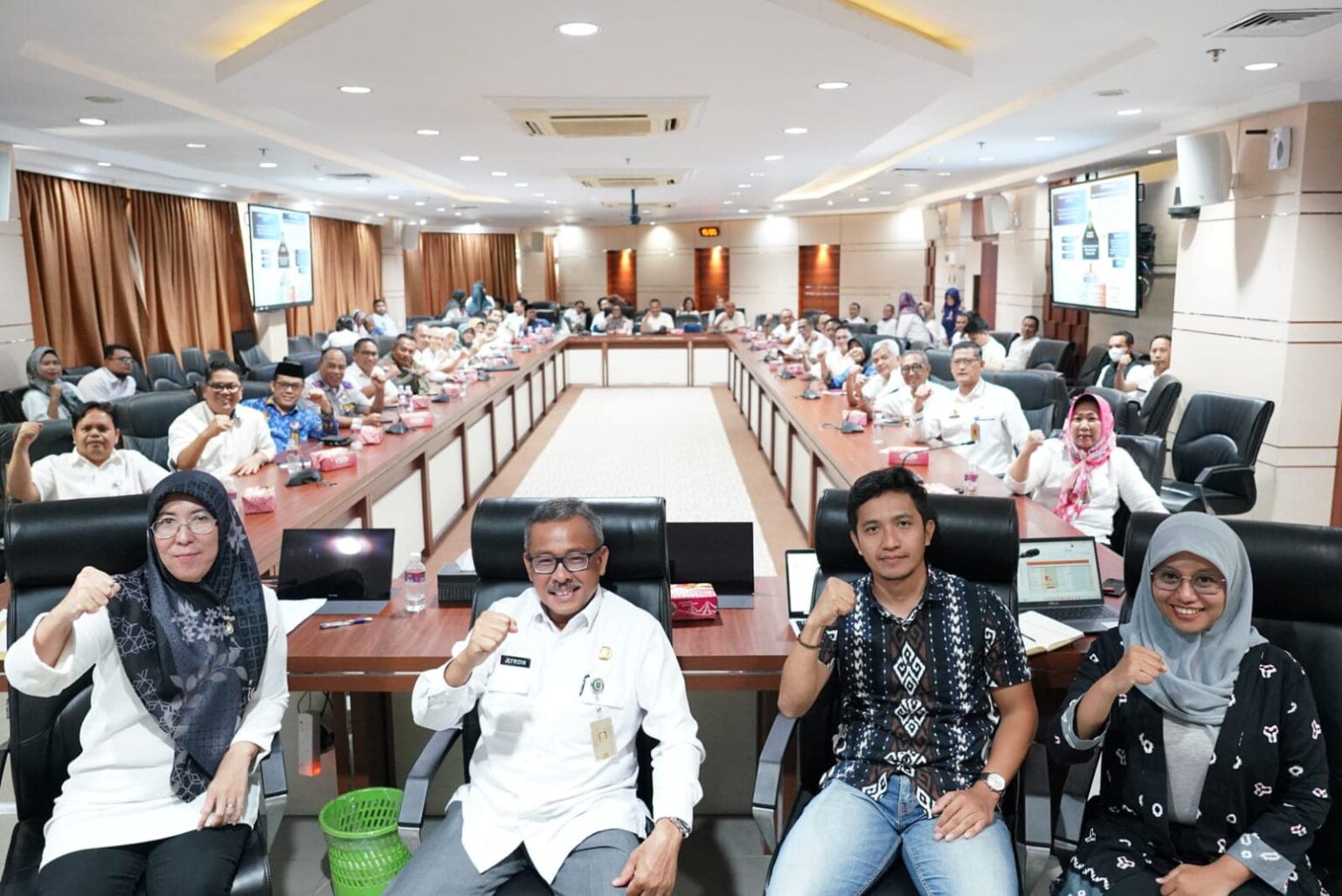 Sekretaris Daerah Kota Batam, Jefridin, M.Pd. memimpin jalannya FGD menyepakati Ranwal RPJPD Kota Batam tahun 2025-2045, bersama seluruh OPD di lingkungan Pemerintah Kota Batam, di Kantor Walikota Batam, Rabu (22/11/2023).