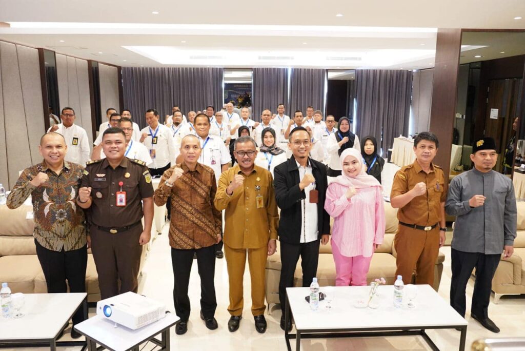 Sekretaris Daerah Kota Batam, Jefridin, M.Pd. membuka kegiatan Bimbingan Teknis Manajemen Kontrak Pengadaan Barang/Jasa bagi Pejabat Pembuat Komitmen (PPK) di lingkungan Pemerintah Kota (Pemko) Batam di Hotel Santika Batam Centre, Senin (20/11/2023).