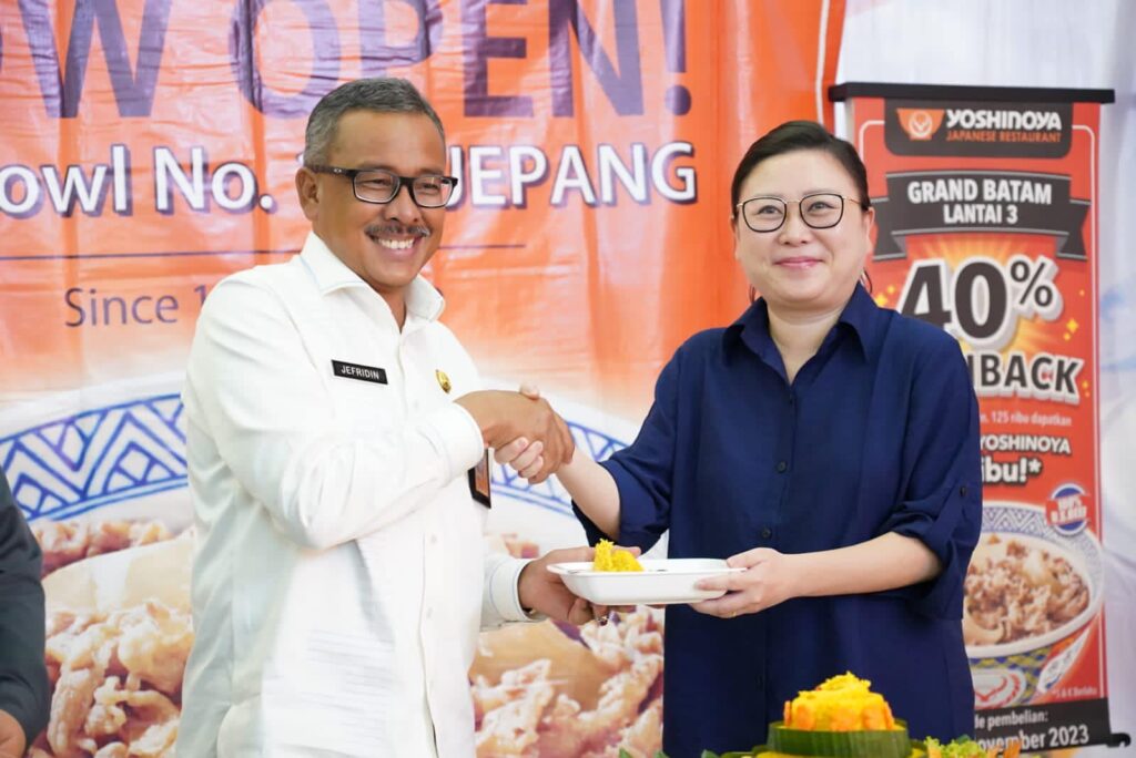 Sekretaris Daerah Kota Batam, Jefridin, M.Pd. saat meresmikan Yoshinoya Japan’s No.1 Beef Bowl, di Lantai 3 Grand Batam Mall, pada Selasa (21/11/2023).