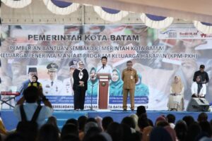 Rudi Salurkan Bantuan Sembako untuk KPM-PKH Kecamatan Batam Kota