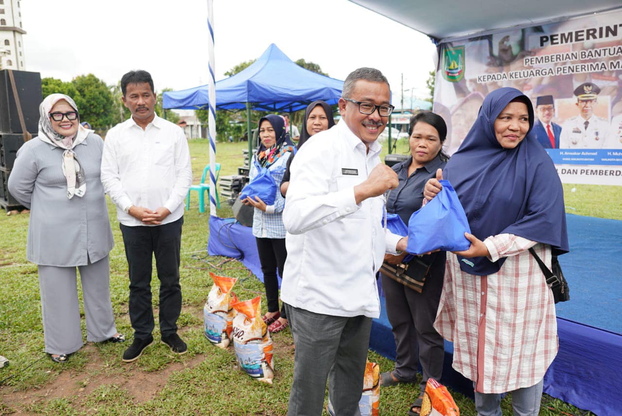 Sekretaris Daerah Kota Batam, Jefridin, M.Pd. bersama dengan Wali Kota Batam, Haji Muhammad Rudi dan Wakil Gubernur Provinsi Kepri, Marlin Agustina Rudi menyerahkan bantuan sembako untuk KPM – PKH di Kecamatan Sei Beduk dan Kecamatan Nongsa.