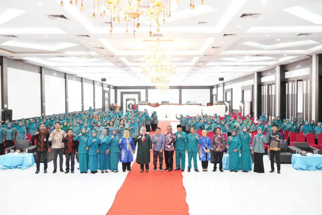 Sekretaris Daerah Kota Batam, Jefridin, M.Pd. yang hadir di acara pengukuhan Kelompok PKK RW se-Kecamatan Bengkong di Golden Prawn, Kamis (23/11/2023).