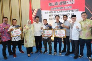 Rudi Serahkan Bonus Rp 2,6 Miliar untuk Apresiasi Atlet Berprestasi