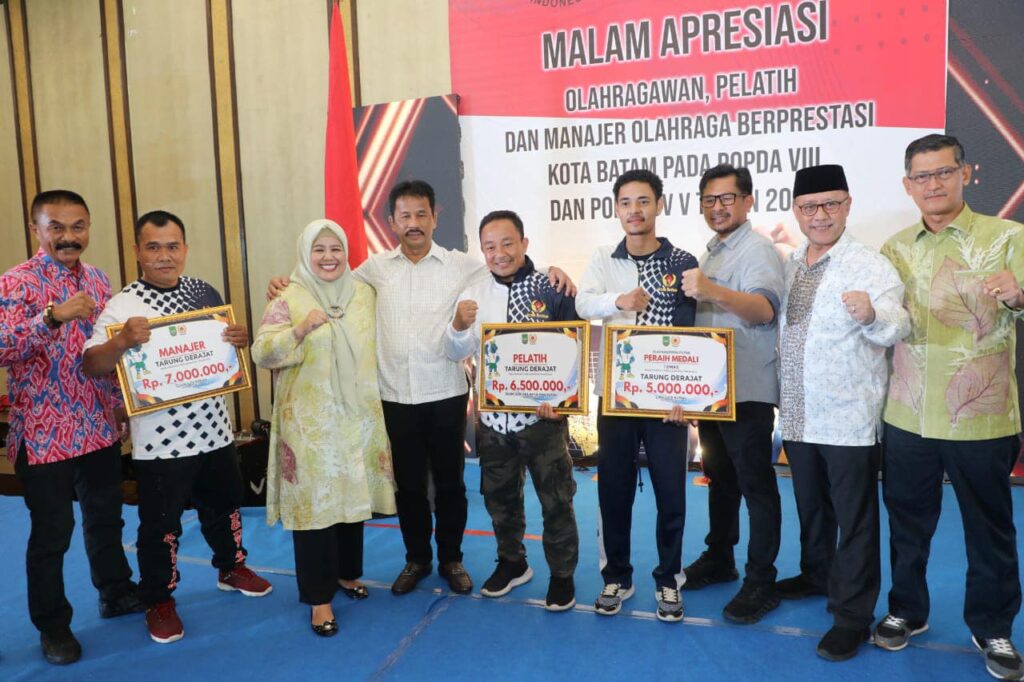 Wali Kota Batam, Muhammad Rudi berikan penghargaan kepada atlet, pelatih dan manager berprestasi yang bertanding pada PORPROV V Kepri Tahun 2022 dan POPDA VIII Kepri Tahun 2022 di Hotel Swissbell Harbourbay, Minggu (19/11/2023) malam