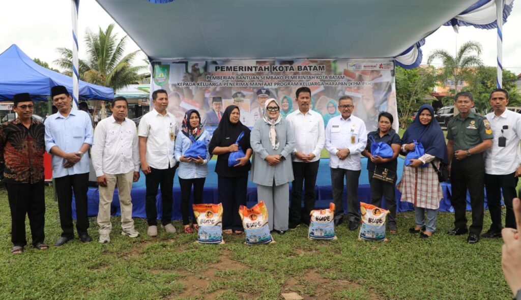 Wali Kota Batam, Muhammad Rudi, bersama Wakil Gubernur Kepri, Marlin Agustina, menyerahkan bantuan sembako kepada Keluarga Penerima Manfaat (KPM) Program Keluarga Harapan (PKH), Rabu (22/11/2023)