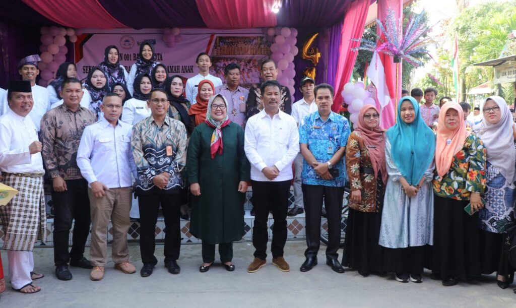 Rudi saat menghadiri acara peringatan Hari Ulang Tahun (HUT) SDN 001 Batam Kota. Rudi hadir bersama Ketua TP-PKK Kota Batam yang juga Wakil Gubernur Kepri, Marlin Agustina.