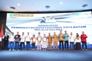 Tingkatkan Investasi Penanaman Modal Dalam Negeri Melalui OSS RBA, Jefridin Serahkan NIB Kepada Pelaku Usaha di Batam