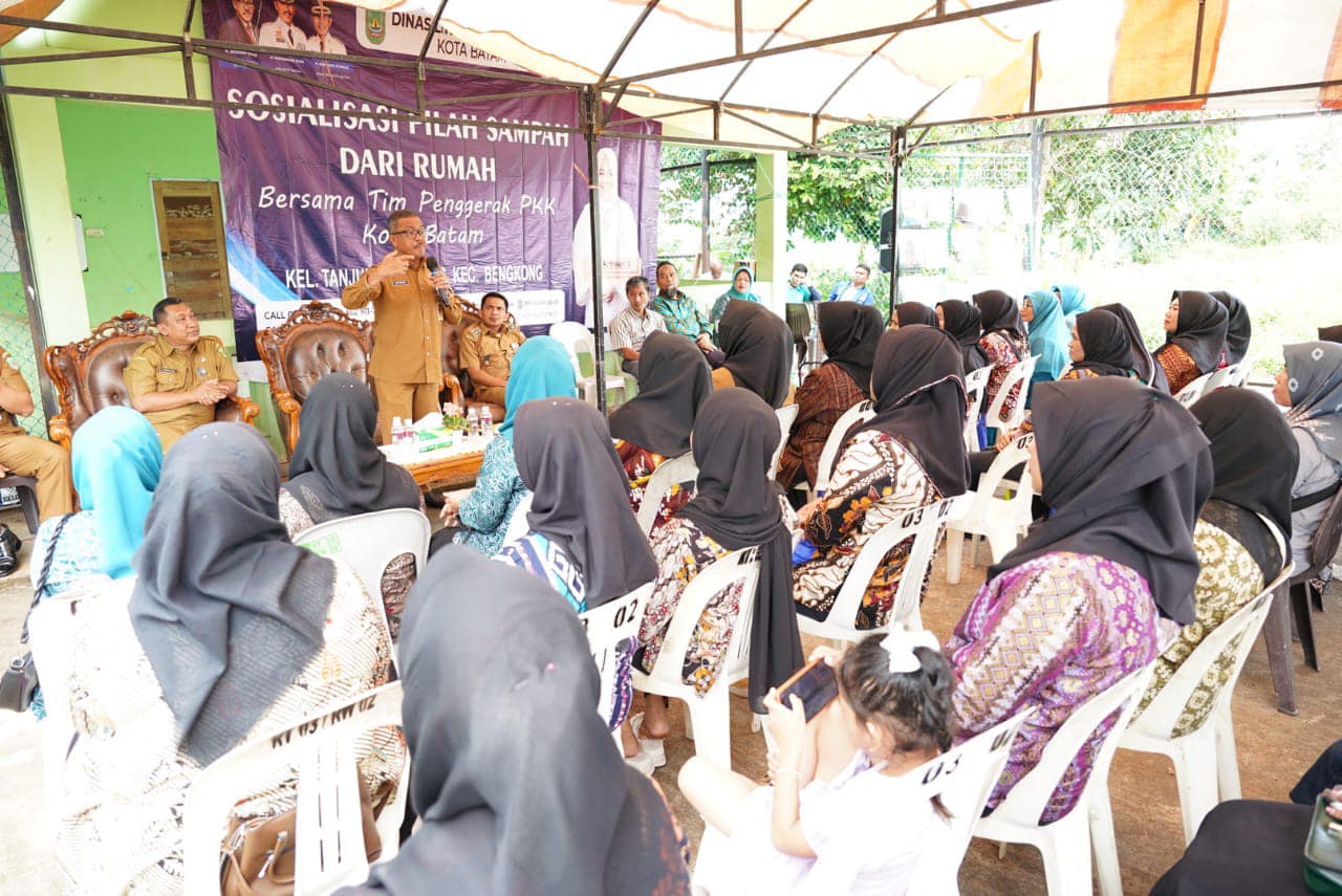 Pemerintah Kota (Pemko) Batam melalui Dinas Lingkungan Hidup (DLH) Kota Batam melakukan sosialisasi pilah sampah dari rumah kepada masyarakat Kelurahan Tanjung Buntung, Kecamatan Bengkong, Senin (27/11/2023).