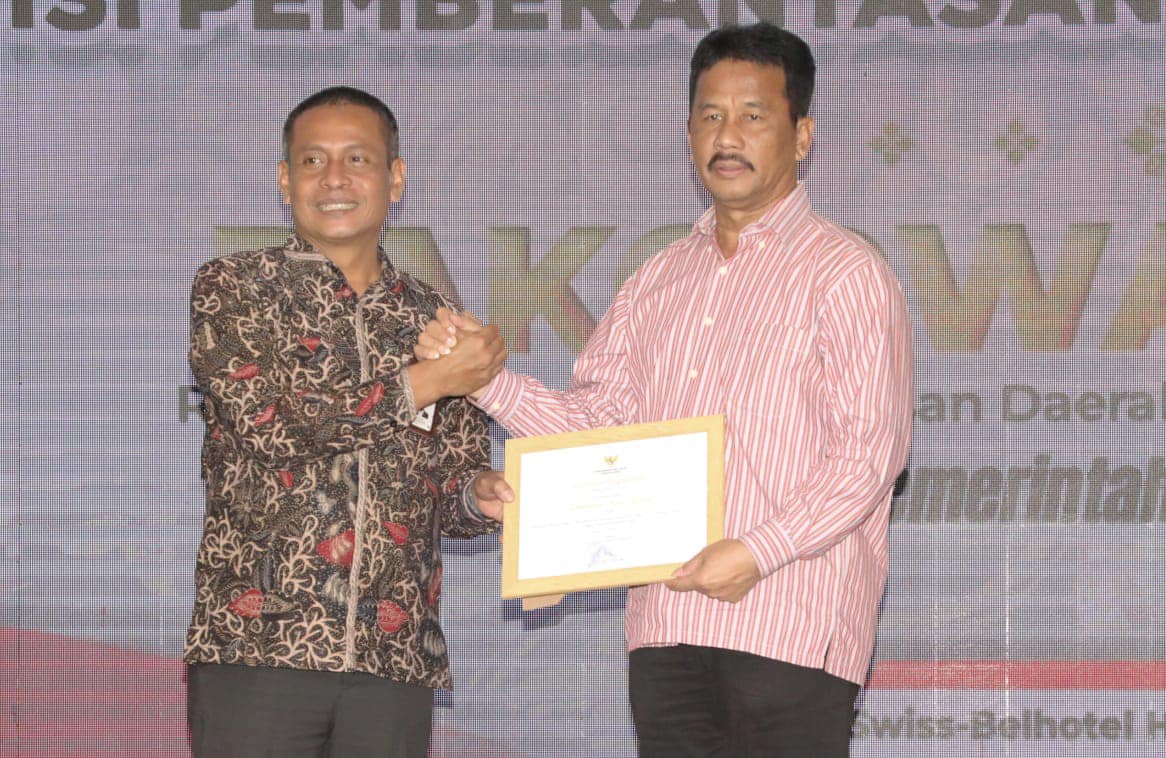 Wali Kota Batam Muhammad Rudi menerima penghargaan dari Komisi Pemberantasan Korupsi (KPK) Republik Indonesia