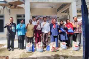 Rudi dan Marlin Serahkan Bantuan Sembako untuk KPM di Hinterland