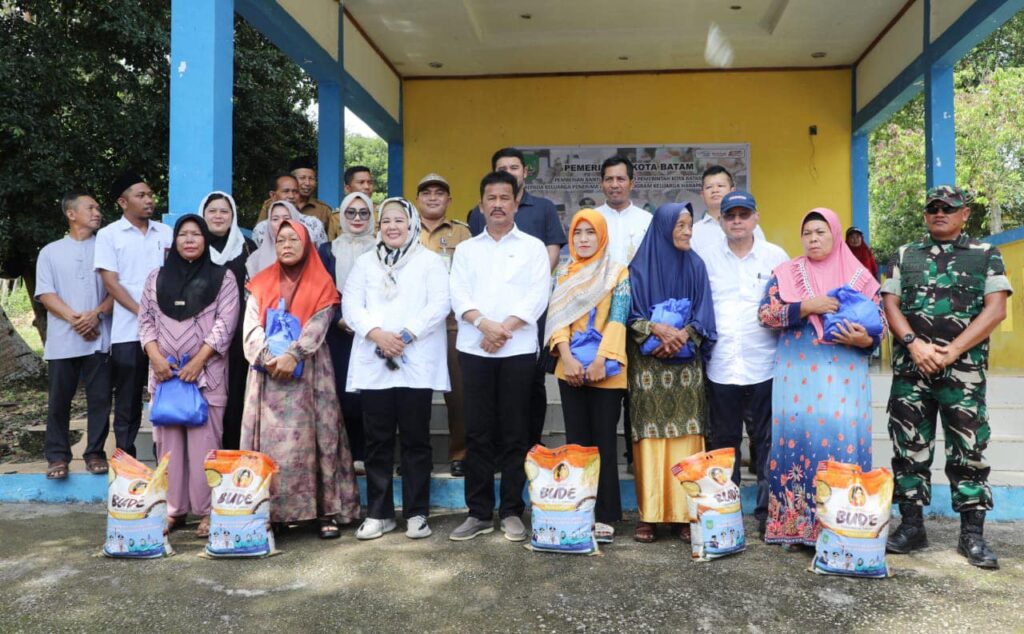Kunjungi 5 Pulau di Kecamatan Bulang, Rudi Salurkan 1.106 Paket Bantuan Sembako untuk KPM-PKH