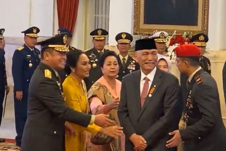 Menteri Koordinator Bidang Kemaritiman dan Investasi Luhut Binsar Pandjaitan terlihat menangis usai pelantikan Maruli Simanjuntak menjadi KSAD di Istana Negara, Jakarta Pusat, Rabu (29/11/2023). (KOMPAS.com/Fika Nurul Ulya)