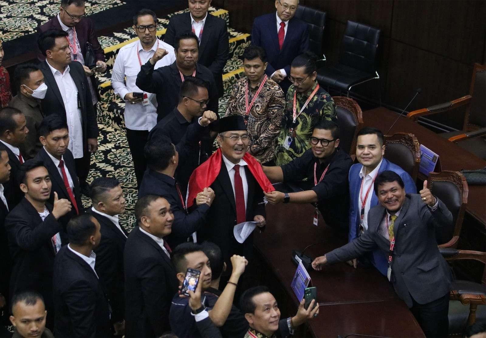 Ketua Majelis Kehormatan Mahkamah Konstitusi (MKMK) Jimly Asshiddiqie saat memberikan hasil putusan terkait pelanggaran etik sembilan hakim MK yang memutuskan perkara nomor 90/PUU-XXI/2023 soal batas usia calon wakil presiden kepada para pelapor di Gedung Mahkamah Konstitusi, Medan Merdeka, Jakarta Pusat, Selasa (7/11/2023).(Foto:rri.co.id/Charlie Reinhard)