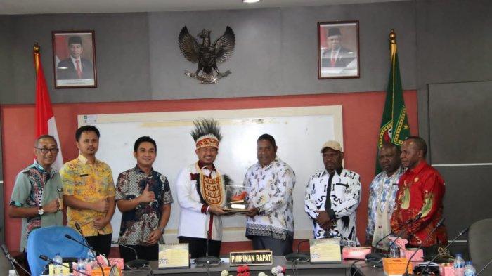Foto DPRD Kabupaten Puncak Jaya mengunjungi DPRD Kota Batam pada Kamis (26/10/2023).