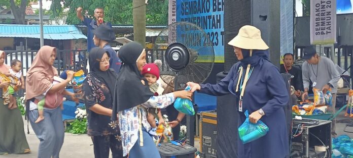 Warga antre beli sembako murah di Pasar Aku Tahu Center, Seipanas, Rabu (1/11/2023)