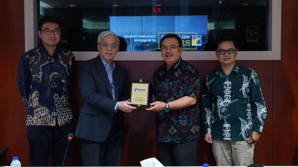 Anggota Bidang Kebijakan Strategis BP Batam, Enoh Suharto Pranoto menerima kunjungan Konsulat Jenderal (Konjen) Singapura di Batam, Gavin Ang dan Leaders Administration Programme (LAP), di Marketing Center BP Batam, Rabu (1/11/23).