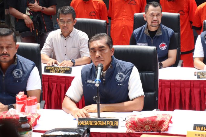 Kabareskrim Polri Komjen Pol Wahyu Widada saat jumpa pers di lokasi penggerebekan di rumah produksi di Bantul. (Foto: dok. Humas Polri)