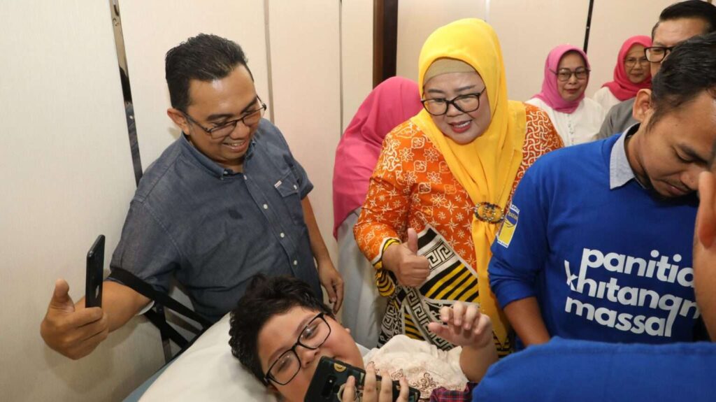 Badan Pengusahaan (BP) Batam bersama Persatuan Istri Karyawan (Pikori) BP Batam menggelar kegiatan bakti sosial sunatan massal di Balairungsari BP Batam, pada Sabtu, (4/11/2023)
