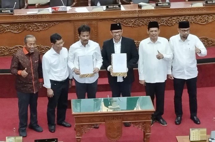 Ketua DPRD Kota Batam bersama Wali Kota Muhammad Rudi, usai menandatangani MoU penetapan Ranperda Perubahan Kedua Perda nomor 10 tahun 2016 tentang Pembentukan dan Susunan Perangkat Daerah, Rabu (8/11/2023)