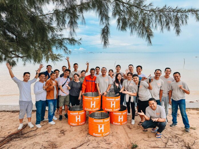 HUT ke-12, Harris Hotel Batam Center Lakukan Kegiatan Sosial CSR Membersihkan Pantai Nongsa