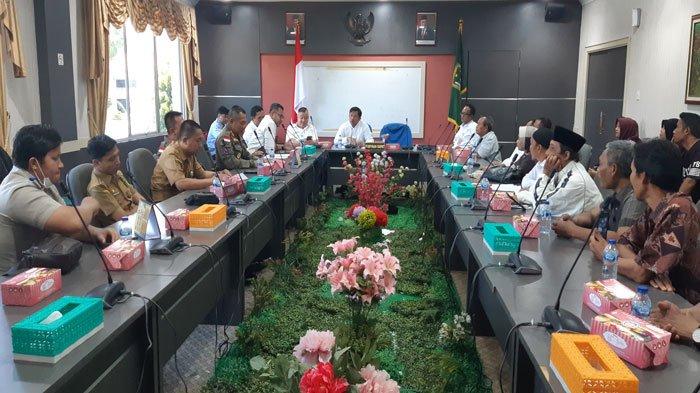 Warga Bengkong Kolam mendatangi Dewan Perwakilan Rakyat Daerah (DPRD) Batam, Senin (20/11/2023). Lewat rapat dengar pendapat umum (RDPU), mereka curhat soal polemik UWT BP Batam yang masih membayangi mereka.