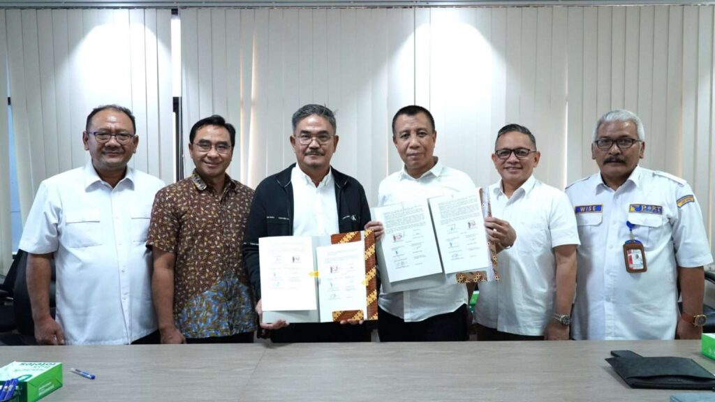 Foto penandatanganan serah terima aset, dari BP Batam kepada PT Persero Batam di ruang rapat Anggota Bidang Pengusahaan BP Batam, Senin (31/10/2023