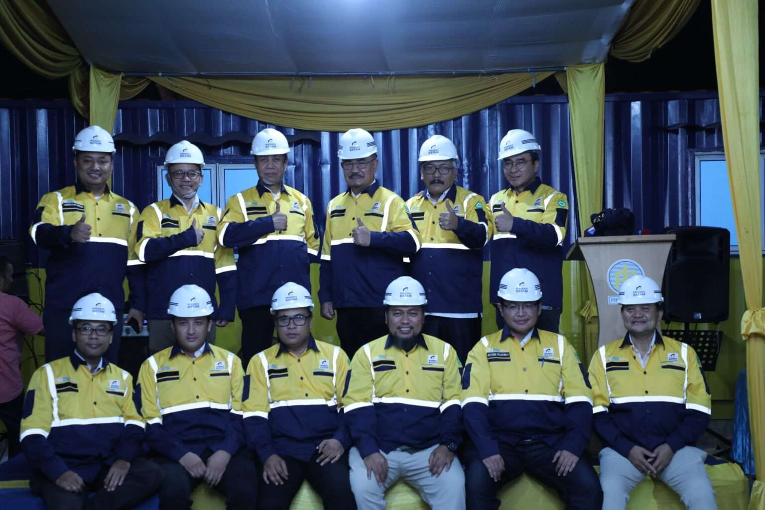 Foto acara Syukuran serta penyematan wearpack kepada Anggota Bidang Pengusahaan, Wan Darussalam dan Direktur Utama PT. Persero Batam, Arham S. Torik beserta jajaran pada Selasa (31/10/2023) malam tadi di Dermaga Utara Pelabuhan Batu Ampar.