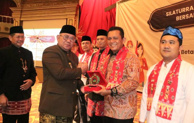 Gubernur Kepulauan Riau H. Ansar Ahmad saat menghadiri acara Silaturahmi Warga Betawi Kepri bersama Majelis Kaum Betawi (MKB) Jakarta, di Ballroom Hotel Harmoni One, Batam Centre. (Foto: dok Humas Pemprov Kepri)