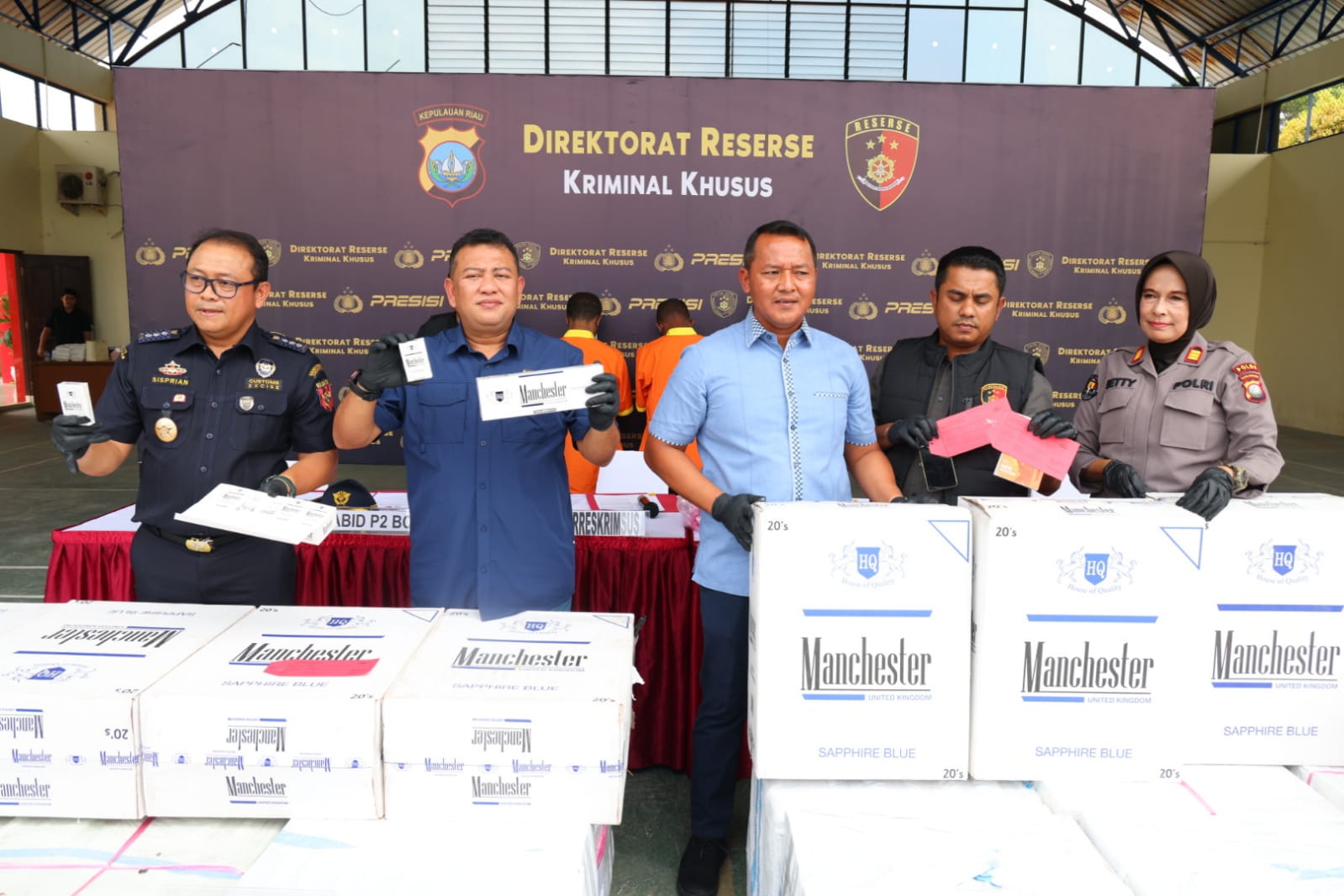 Jajaran Subdit I Dirkrimsus Polda Kepri dan Bea Cukai Batam berhasil melakukan penggrebekan gudang rokok ilegal di kawasan Ruko Puriloka Townhouse, Batam, Kepulauan Riau (Kepri) pada Selasa (7/11/2023)( Foto Hum Polda Kepri)