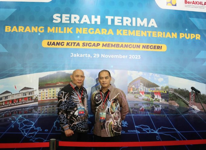 Anggota Bidang Administrasi dan Keuangan BP Batam, Wahjoe Triwidijo Koentjoro (kiri) usai menghadiri seremoni Serah Terima Barang Milik Negara (BMN) Kementerian Pekerjaan Umum dan Perumahan Rakyat RI Tahun 2023. (Foto: dok Humas BP Batam)