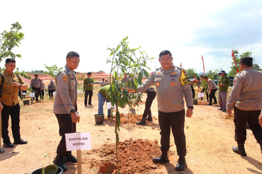 PENANAMAN 10 JUTA POHON BERSAMA POLRI, POLDA KEPULAUAN RIAU TANAM 1.150 BIBIT