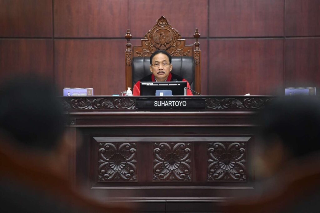 Hakim Konstitusi Suhartoyo memimpin jalannya sidang di Mahkamah Konstitusi (MK), Jakarta, Rabu (8/11/2023). (Foto: ANTARA FOTO/M Risyal Hidayat/aww)