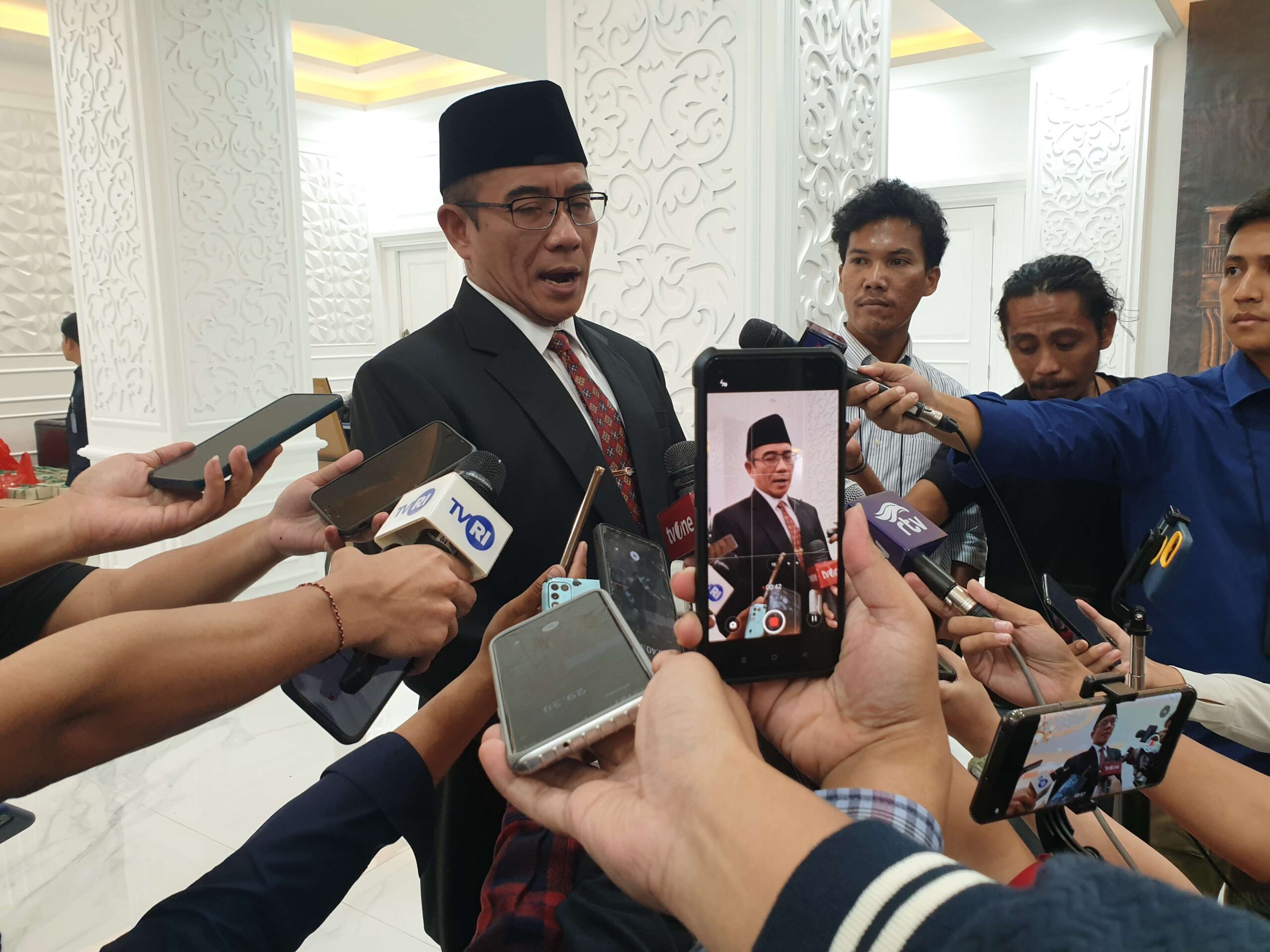 Ketua KPU RI Hasyim Asy'ari saat diwawancarai awak media di Kantor KPU RI, Menteng, Jakarta Pusat (Foto: RRI/Dedi Hidayat)