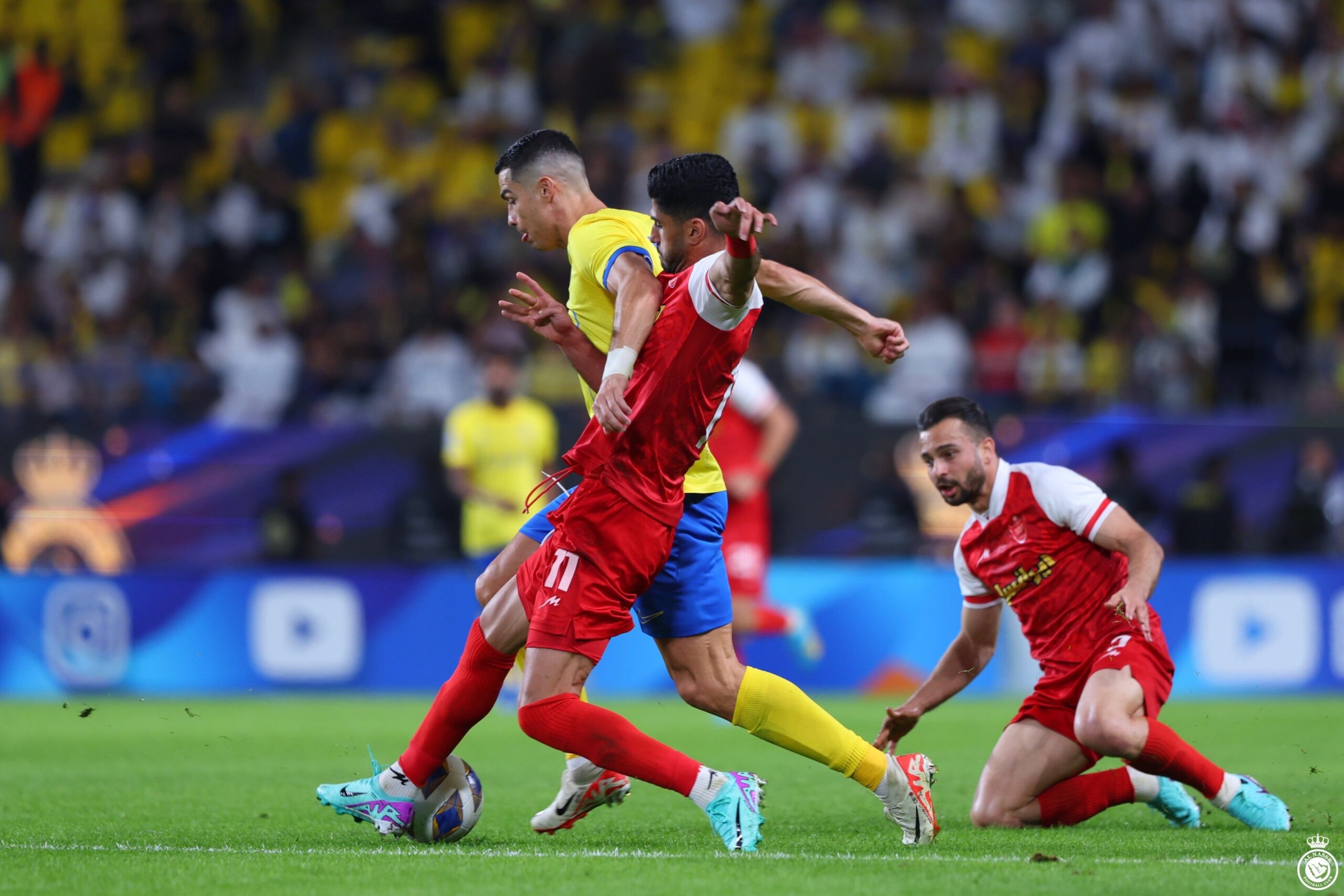 Penyerang Al-Nassr, Cristiano Ronaldi (kostum kuning), coba diadang pemain Persepolis dalam laga Liga Champions Asia, Senin (27/11/2023) malam waktu setempat (Foto: Al-Nassr)