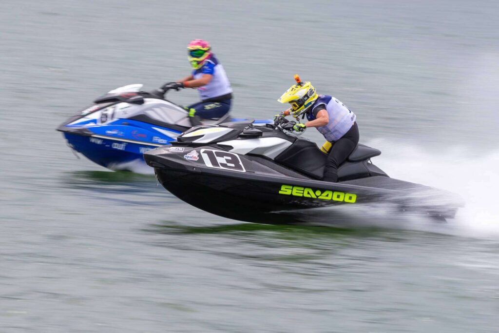 Para pembalap jetski tengah memacu kendaraannya di Danau Toba dalam kompetisi Circuit Jetski 2023 Danau Toba (Foto: Aquabike Jetski World Championship)