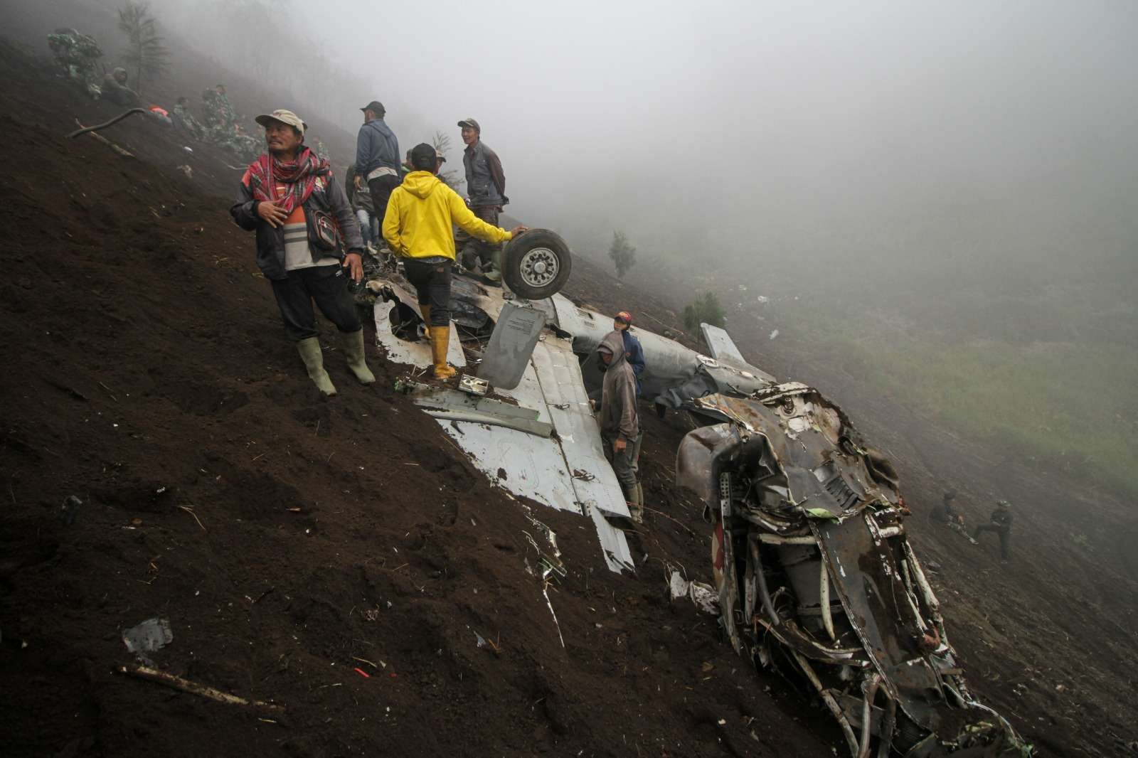 Warga berada di dekat bangkai pesawat tempur taktis EMB-314 Super Tucano TNI AU yang mengalami kecelakaan di Pasuruan, Jawa Timur, Jumat (17/11/2023) (Foto: ANTARA FOTO/Umarul Faruq/sgd/tom.)